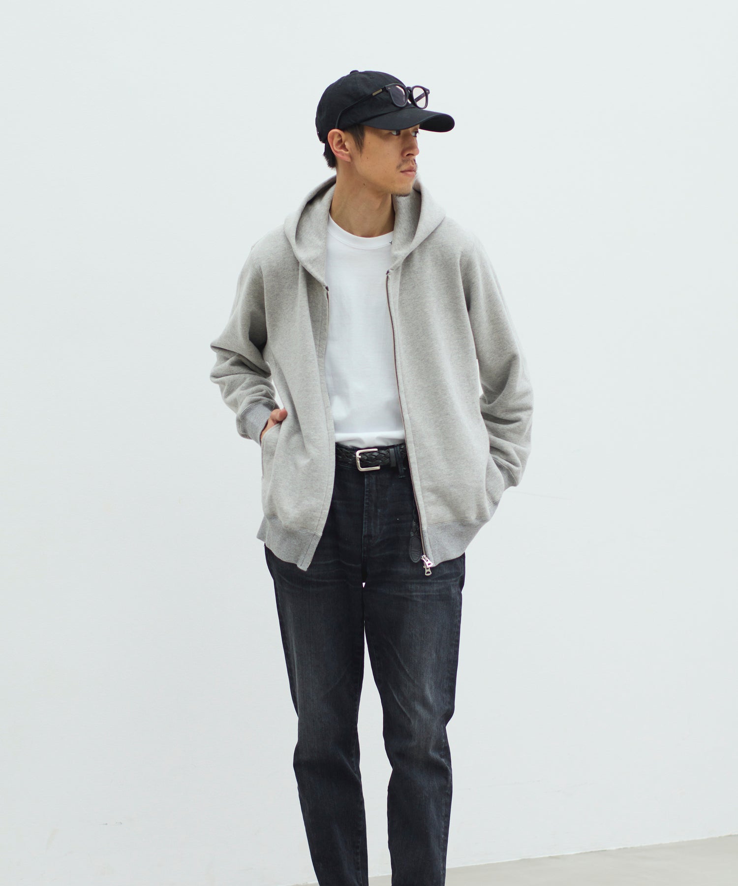 ジップアップフーディー