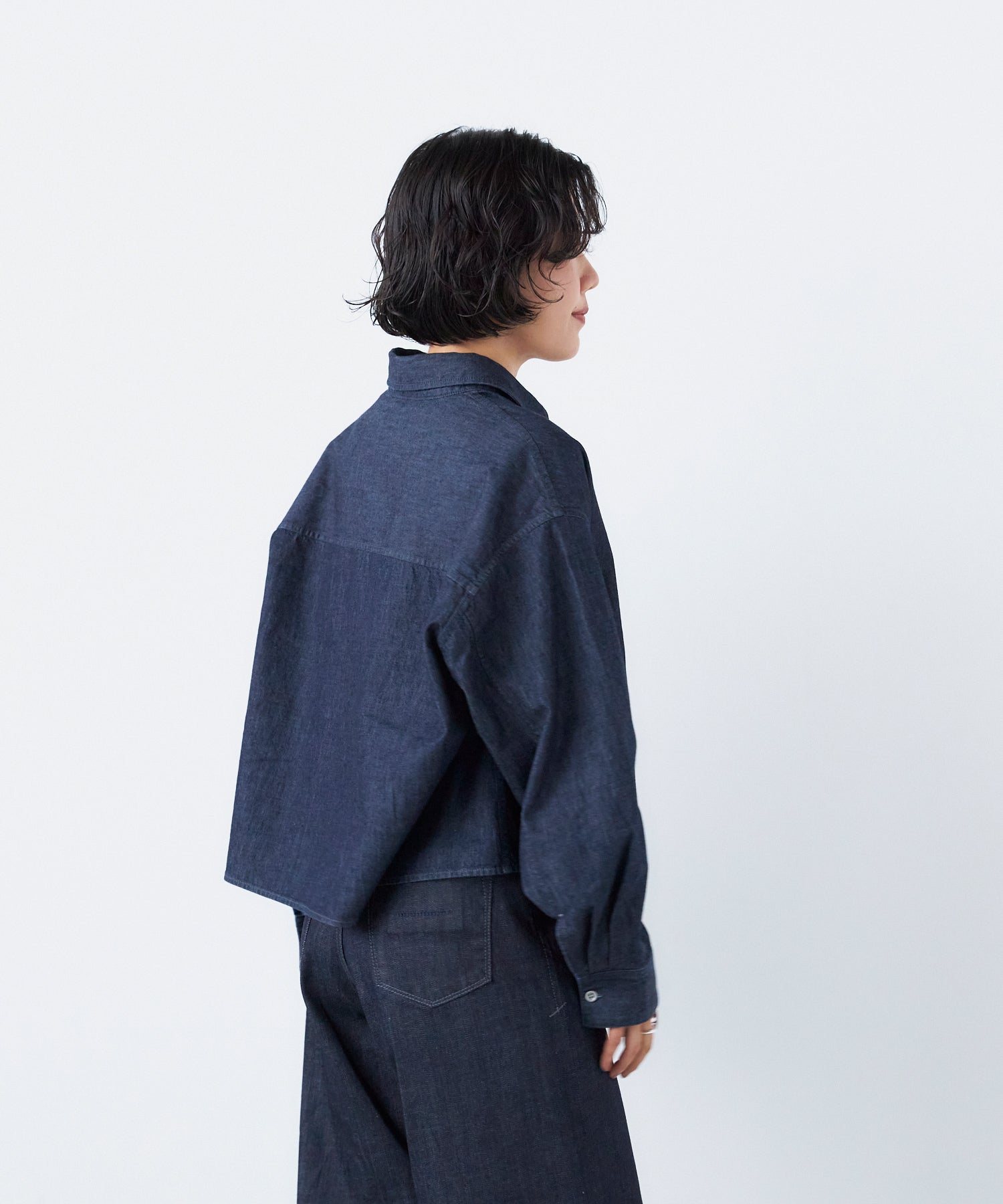 8月中旬販売予定】クロップドデニムシャツ (予約) | アウター | YANUK